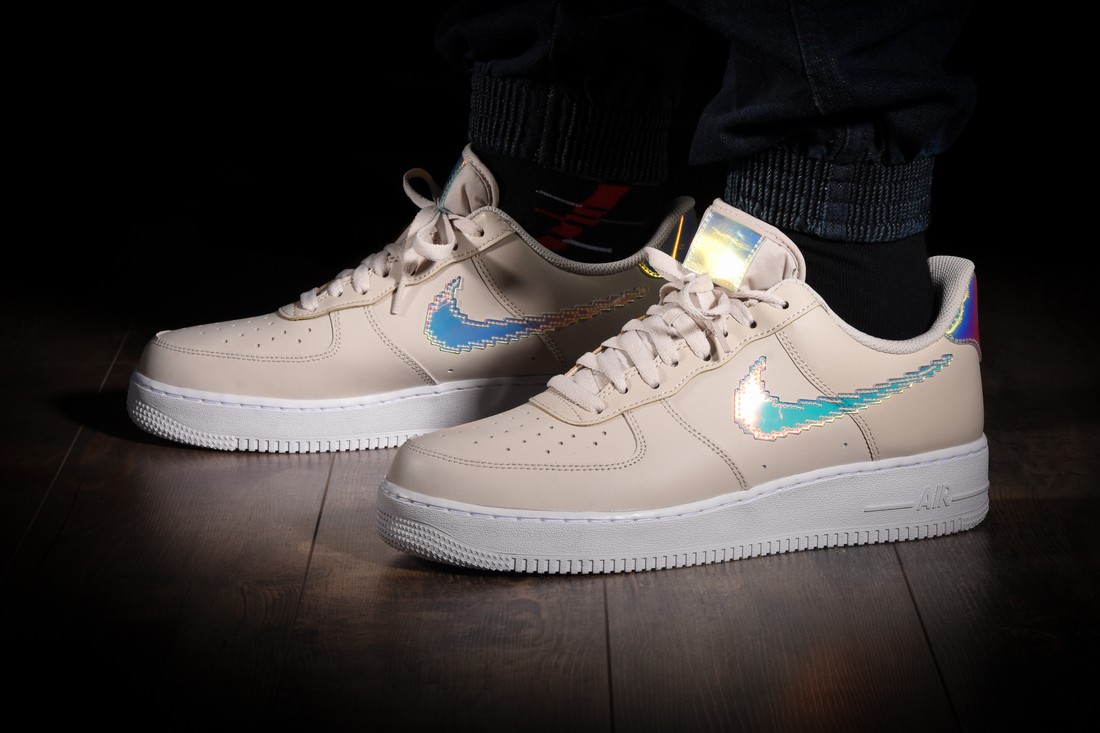 NIKE AIR FORCE 1 LOW DESERT SAND IRIDESCENT PIXEL