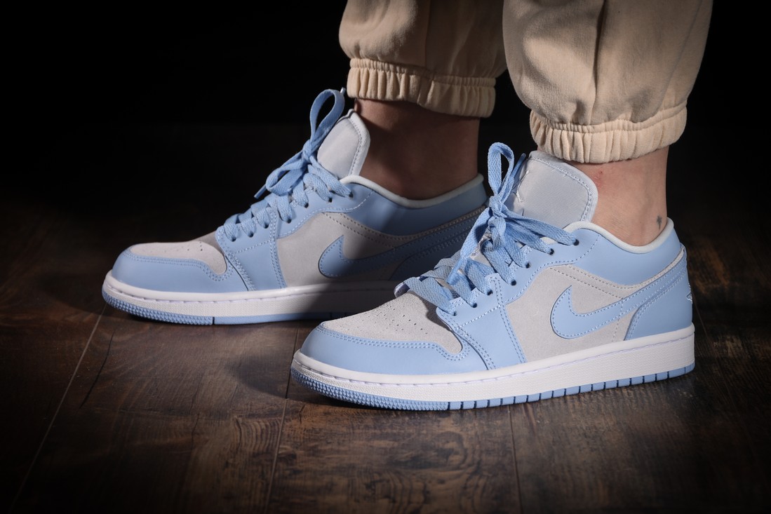 NIKE AIR JORDAN 1 RETRO LOW SE WMNS UNIVERSITY BLUE | pl
